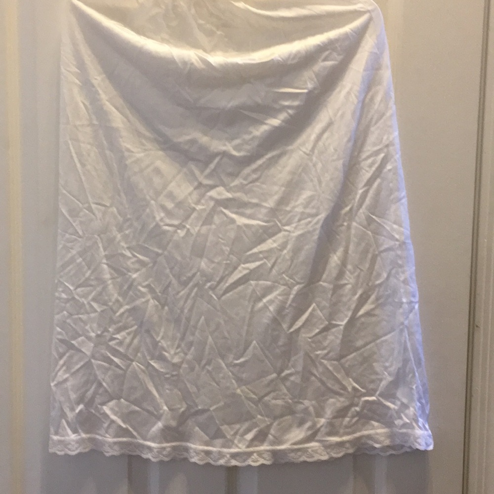 FINAL MARKDOWN Ladies Warner’s half slip small